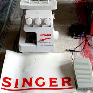 !!!!Singer Tiny Serger overeating machine !!!!!